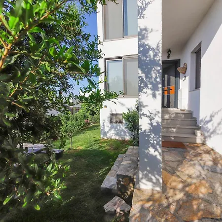 Peaceful Villa With Shared Pool And Sea View In Bodrum Vila *